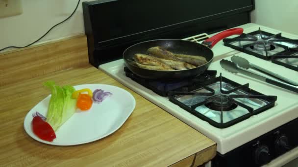 Τηγάνισμα ψάρια από λάδι στο τηγάνι, τηγανίζονται σε τηγάνι με καυτό λάδι, — Αρχείο Βίντεο