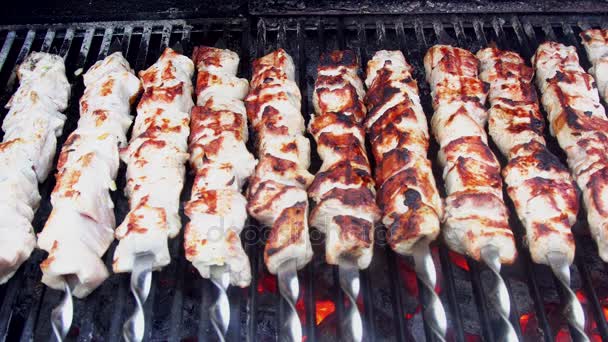 Shish kebab cocinar en una parrilla al aire libre — Vídeos de Stock