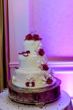 Düğün resepsiyonundaki güzel bir düğün pastasının görüntüsü