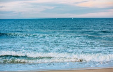 Mavi gökyüzü ile mavi okyanus