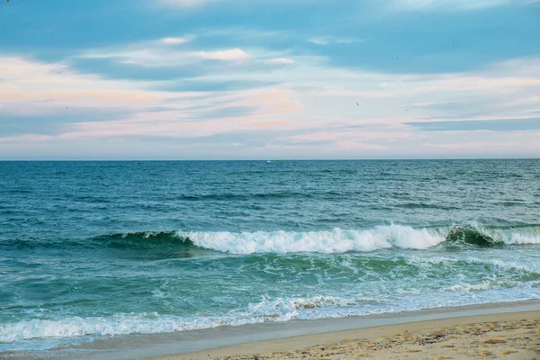 Mar y cielo océano cielo olas — Foto de Stock