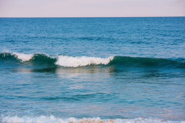 Wave op zee en de blauwe hemel met wolken — Stockfoto