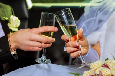 Kadının ve düğün eller gözlüklü adamın.