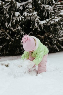 Küçük kız güzel kış Park sırasında eğlenmek