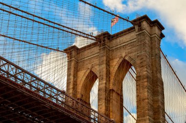 Brooklyn Köprüsü ile bulutlu mavi gökyüzü, New York