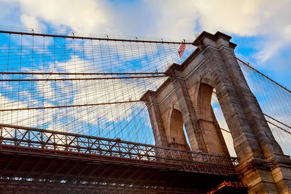 ब्रुकलिन ब्रिज वरील ढग, विस्तृत कोन दृश्य न्यूयॉर्क — स्टॉक फोटो, इमेज