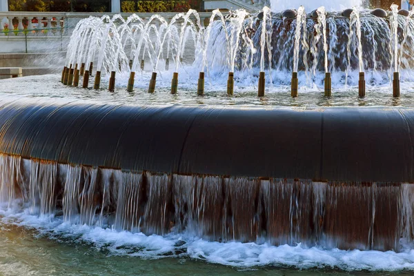 Фонтан на городской площади фонтан городской воды — стоковое фото