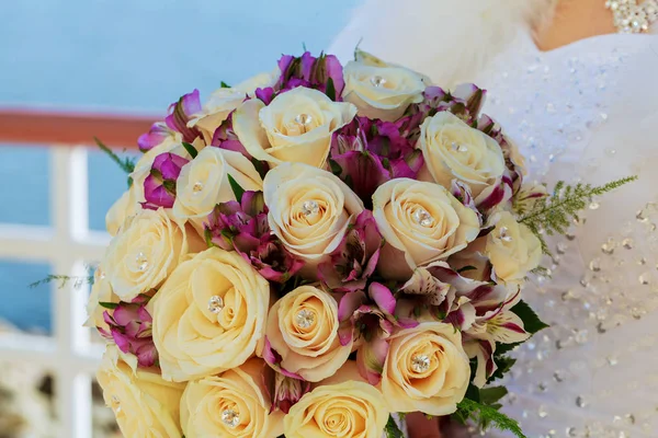 Bouquet de mariage de roses roses et blanches — Photo