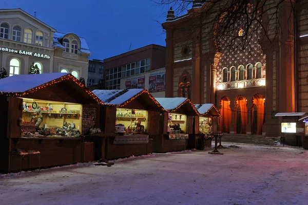 Uzhgorod Ucrania - 7 de enero de 2017 centro de Invierno Ciudad de la noche de nieve Uzhgorod Ucrania —  Fotos de Stock