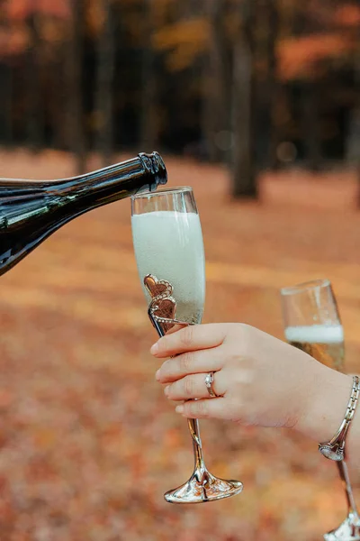 Bruden håller bröllop champagneglas — Stockfoto