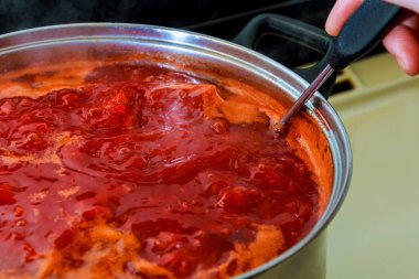 Ukraynalı borsch ahşap üzerinde sebze çorbası pişirme