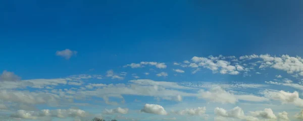 Błękitne niebo tło z białymi chmurami — Zdjęcie stockowe