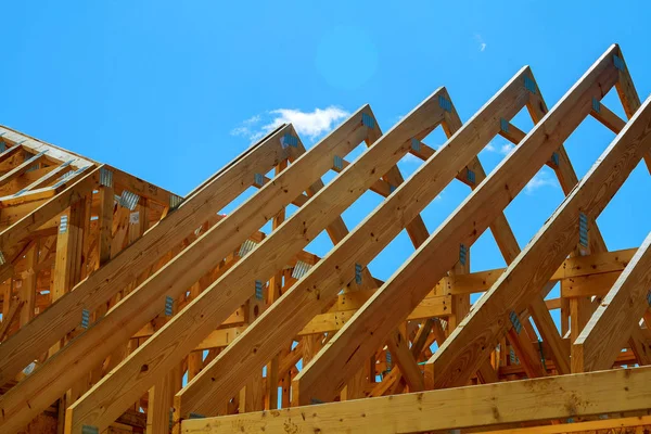 Construcción de techo de madera, foto simbólica para el hogar, edificio de la casa — Foto de Stock