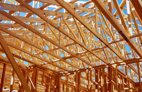 Обробка деревини на новому будинку, що будується — стокове фото