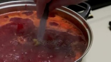 Ukraynalı borsch sebze çorbası pişirme