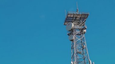 Telekomünikasyon Kulesi ve gök mavisi. İletişim kulesi