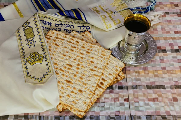 Símbolo de férias judaico matzot com prata — Fotografia de Stock