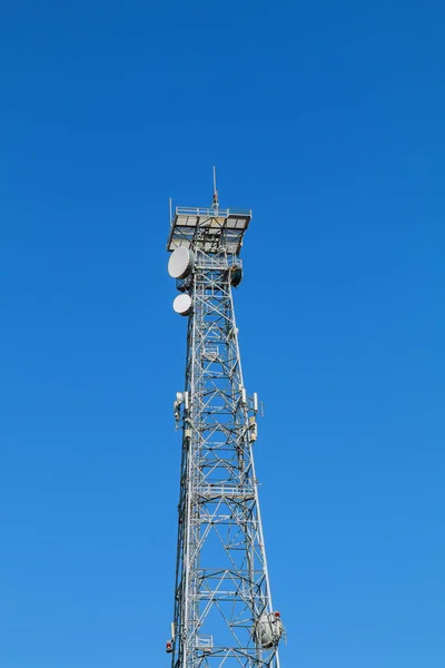 Telecommunicatie toren en hemelsblauw . — Stockfoto