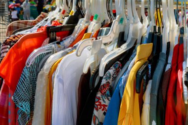 gösterinin askı giyim moda