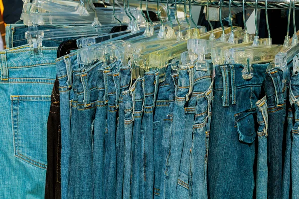 Zbliżenie jeansów w sklepie — Zdjęcie stockowe