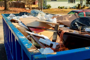 Akan Dumpsters çöple dolu olmak