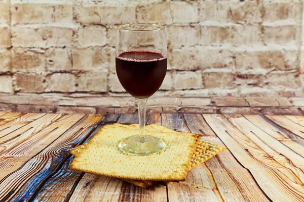 Matzo para a Páscoa e vinho na mesa — Fotografia de Stock