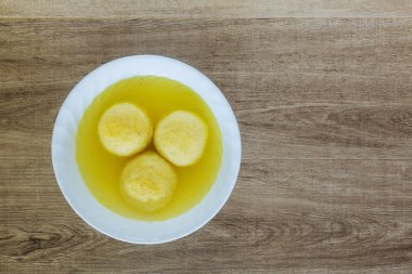 bir tas çorba Matzah topları