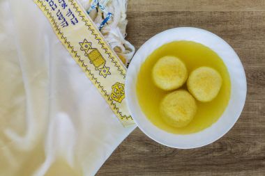 Bir kase sıcak ev yapımı Matzo topu çorbası
