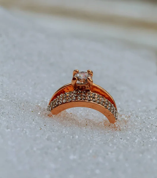 Coração vermelho na neve com anéis de casamento . — Fotografia de Stock