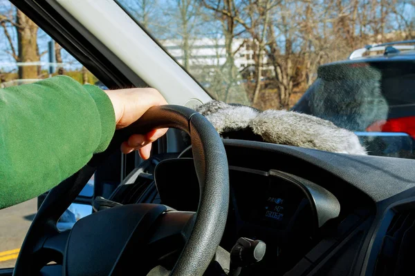 Guidatore di mano su ruota dell'auto nell'auto — Foto Stock