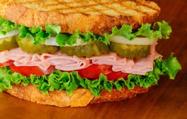 bütün tahıl ekmeği ahşap tabağı ile sandviç