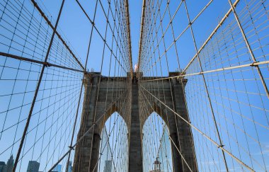 New York'un Brooklyn Köprüsü Manhattan closeup gökdelenler ile içinde