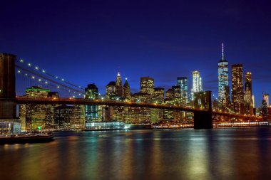 Brooklyn Köprüsü ve Manhattan Skyline gece, New York City