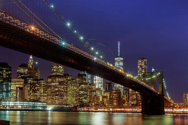 Panoramisch uitzicht op New York City Manhattan centrum skyline in de nacht — Stockfoto