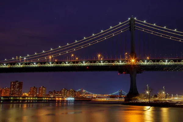 Sylwetka Manhattanu mostu Manhattan Skyline w nocy — Zdjęcie stockowe