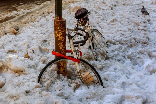 雪の下で自転車路上駐車場 — ストック写真