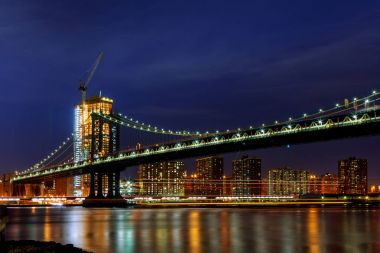 Manhattan Bridge alacakaranlıkta çok uzun pozlama ışıklı