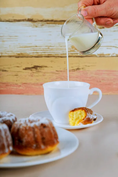Café frais avec lait dans une tasse avec cookie Focus sélectif — Photo