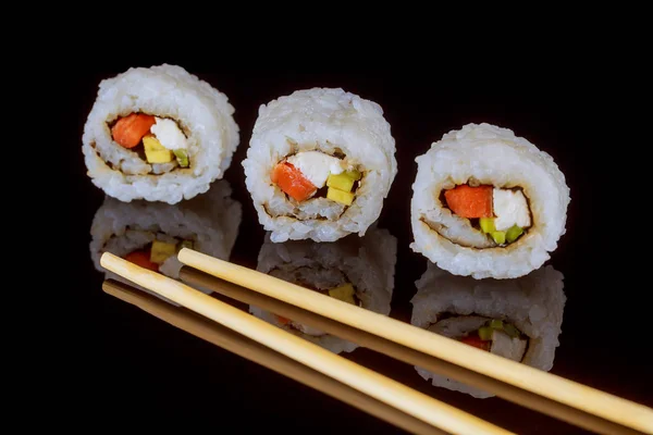 黒の背景刺身 sush 上巻き寿司 — ストック写真