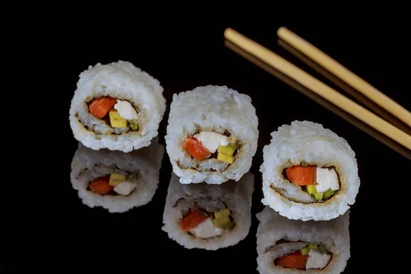 クローズ アップ刺身寿司の箸と醤油 - セットのサーモンのロール寿司 — ストック写真
