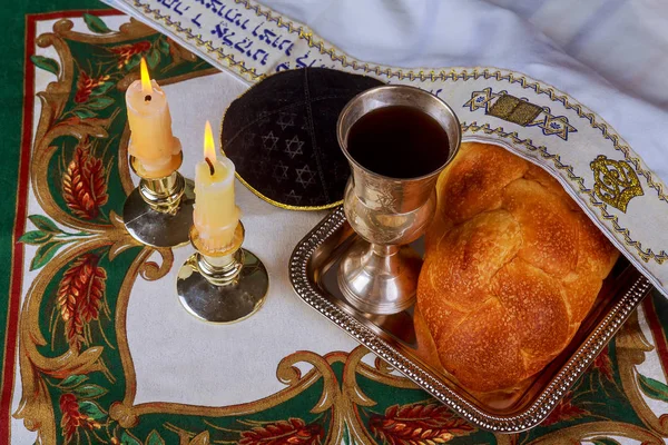 안식일 흐린 challah 빵 유리 촛대에 촛불 — 스톡 사진