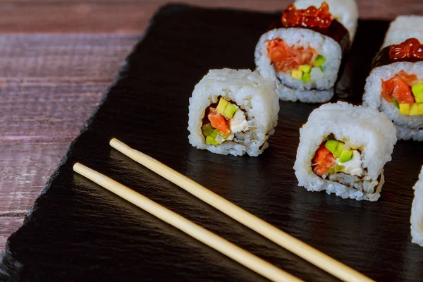 和風海鮮寿司の黒い背景にセット — ストック写真