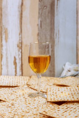 Arka plan cam şarap ve hamursuz ekmek Fısıh Bayramı kutlama ile