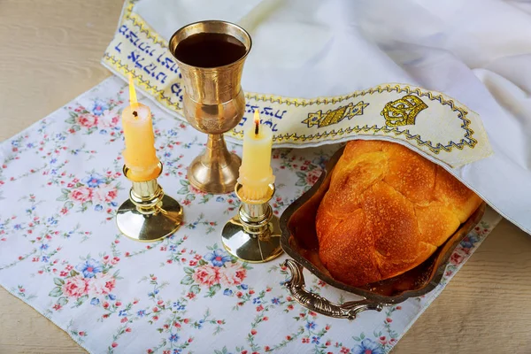 Sabbath jalá pan, vino y candelas mesa de madera . —  Fotos de Stock