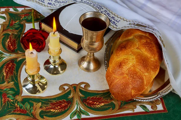 Mesa de víspera de Shabat con pan de jalá, velas y kippah . —  Fotos de Stock