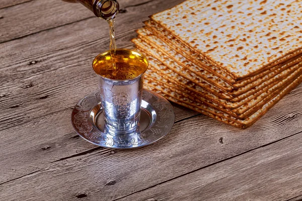 Matzo de pascua con vino de copa kiddush en mesa de madera — Foto de Stock