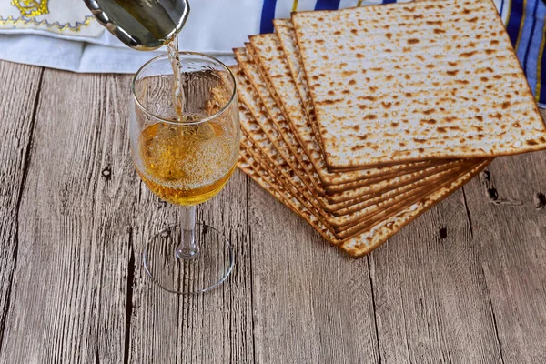 Wein und Matzoh jüdisches Passahbrot — Stockfoto