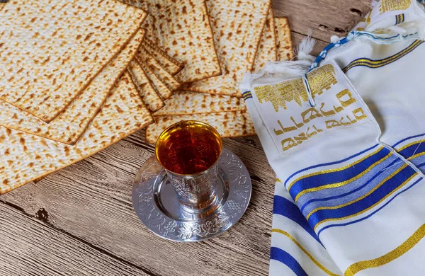 Wein und Matzoh jüdisches Passahbrot — Stockfoto