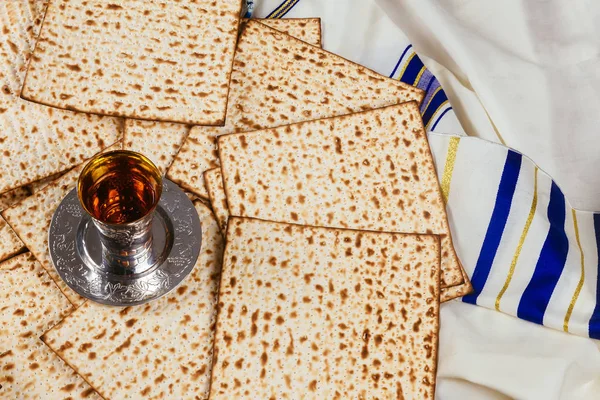 Matzo Fısıh Bayramı ve şarap masada — Stok fotoğraf