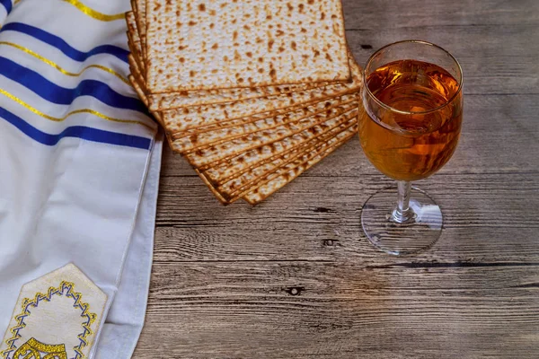 酒和 matzoh 的犹太节日，逾越节的筵席玛索逾越节酒 — 图库照片